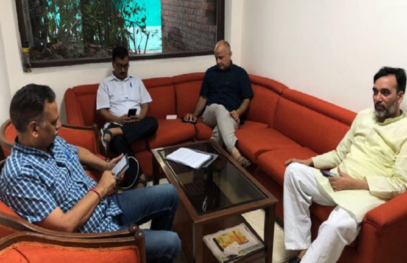 Delhi: CM Kejriwal sitting on Dharna in LG anil baijal's house