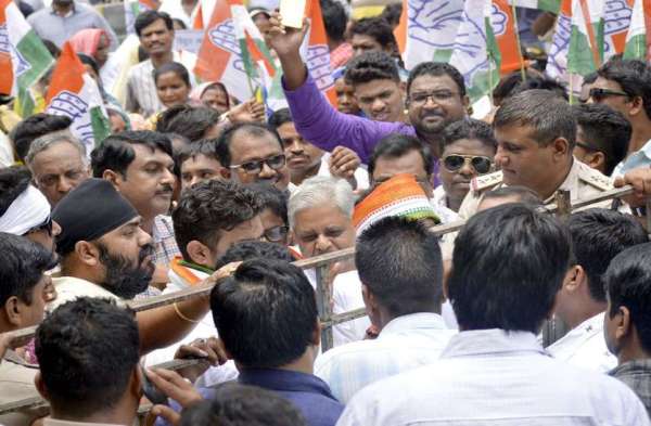 Photo Gallery : बिजली कटौती को लेकर कांग्रेसियों ने निकाली ऑटो रैली, बिजली ऑफिस का किया घेराव