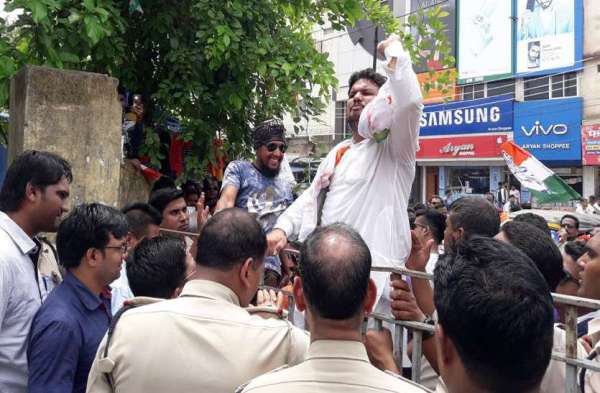 Photo Gallery : बिजली कटौती को लेकर कांग्रेसियों ने निकाली ऑटो रैली, बिजली ऑफिस का किया घेराव