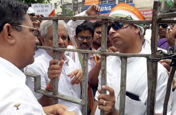 Photo Gallery : बिजली कटौती को लेकर कांग्रेसियों ने निकाली ऑटो रैली, बिजली ऑफिस का किया घेराव