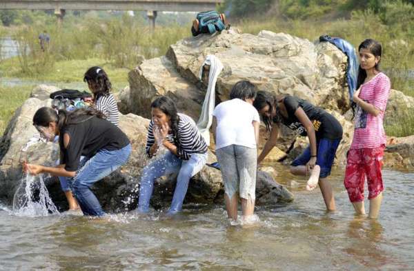 Photo Gallery : गर्मी से राहत पाने पंचधारी एनीकट में उमड़ रही लोगों की भीड़, युवा इस तरह कर रहे मस्ती...