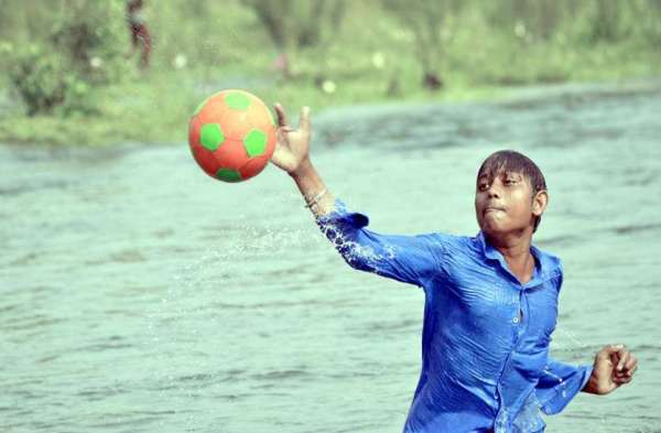 Photo Gallery : गर्मी से राहत पाने पंचधारी एनीकट में उमड़ रही लोगों की भीड़, युवा इस तरह कर रहे मस्ती...