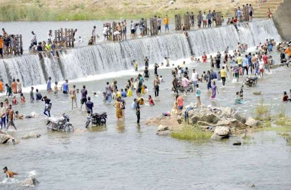 Photo Gallery : गर्मी से राहत पाने पंचधारी एनीकट में उमड़ रही लोगों की भीड़, युवा इस तरह कर रहे मस्ती...