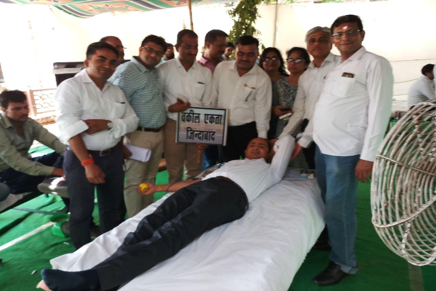 अब खून देकर विरोध जता रहे वकील, देशभक्ति के गीत गाकर मांग रहे समर्थन