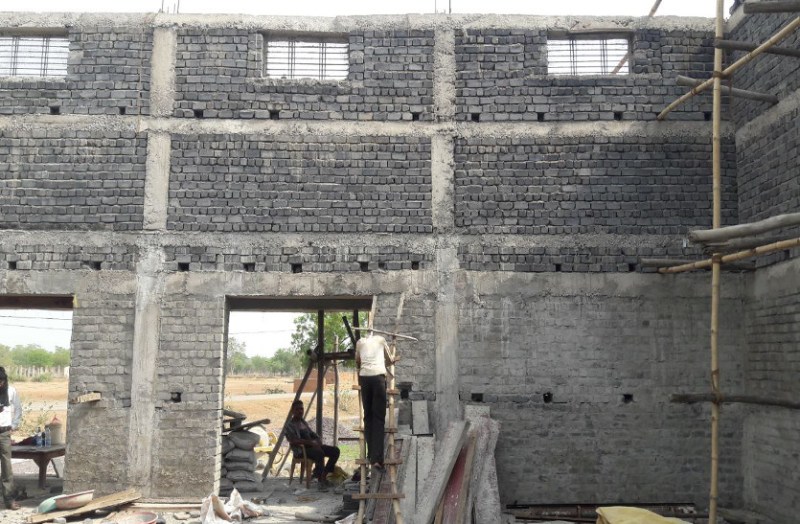 गोदाम निर्माण मे चल रहा भ्रष्टाचार का खेल, घटिया सामग्री के साथ लोकल क्वालिटी का सरिया किया जा रहा इस्तेमाल