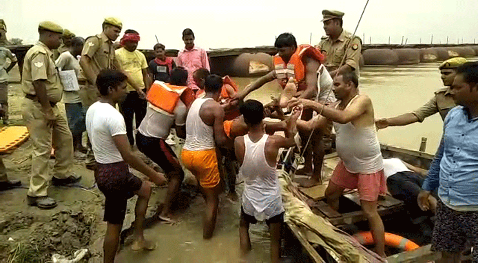 Mock drill along River Saryu to deal with floods In Faizabad