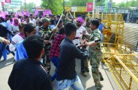 महंगाई के खिलाफ जोगी कांग्रेस उतरे सड़क पर, कलेक्टोरेट का घेराव करने जा रहे कार्यकर्ताओं पर छोड़ा गया पानी का बौछार