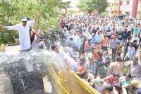 किसान पहुंचे कलेक्ट्रेट तो पुलिस ने चलवाई वाटर कैनन गन, देखें इन तस्वीरों में
