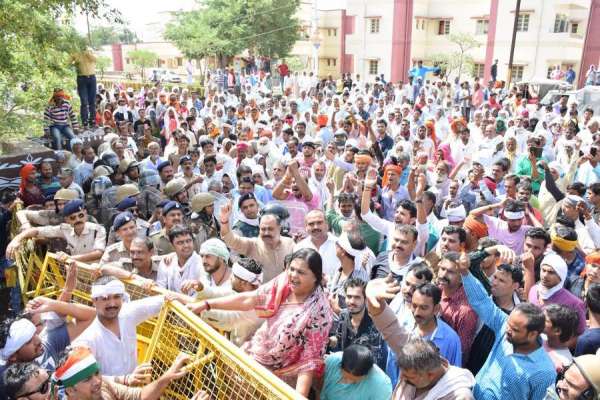 किसान पहुंचे कलेक्ट्रेट तो पुलिस ने चलवाई वाटर कैनन गन, देखें इन तस्वीरों में