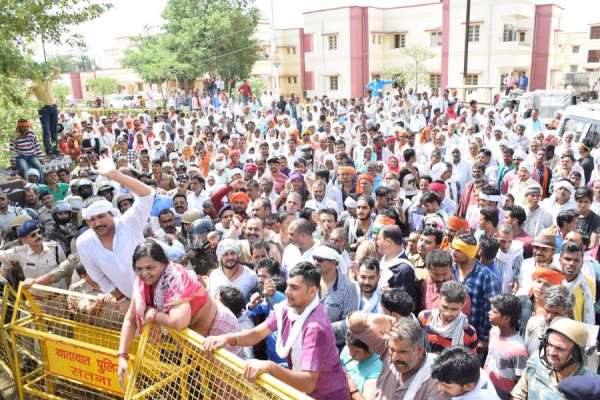 किसान पहुंचे कलेक्ट्रेट तो पुलिस ने चलवाई वाटर कैनन गन, देखें इन तस्वीरों में