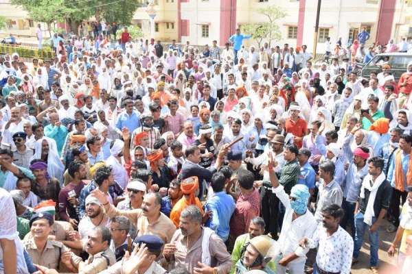 किसान पहुंचे कलेक्ट्रेट तो पुलिस ने चलवाई वाटर कैनन गन, देखें इन तस्वीरों में