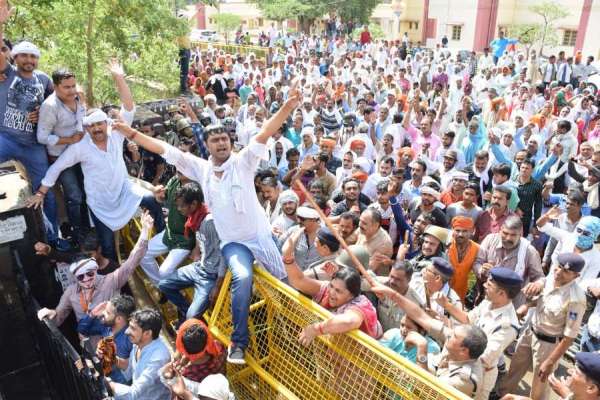 किसान पहुंचे कलेक्ट्रेट तो पुलिस ने चलवाई वाटर कैनन गन, देखें इन तस्वीरों में