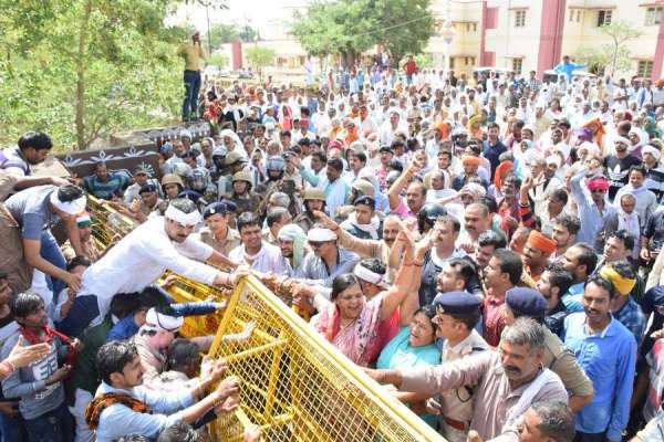 किसान पहुंचे कलेक्ट्रेट तो पुलिस ने चलवाई वाटर कैनन गन, देखें इन तस्वीरों में