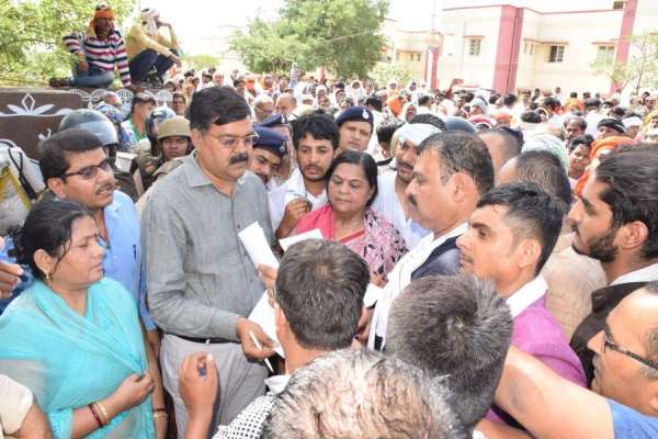 किसान पहुंचे कलेक्ट्रेट तो पुलिस ने चलवाई वाटर कैनन गन, देखें इन तस्वीरों में