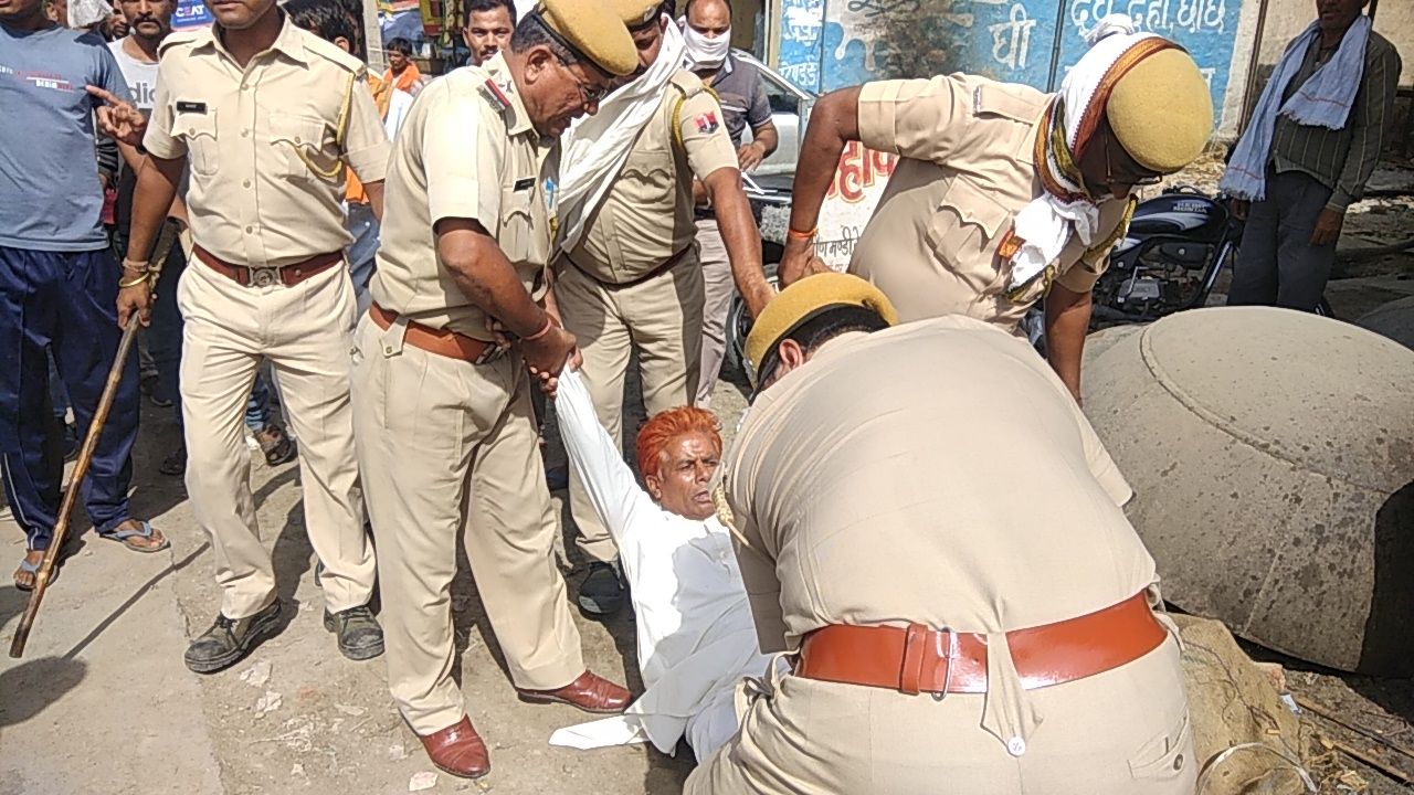 protest by farmer in sultanpur kota