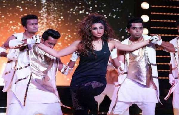 daisy shah in race 3