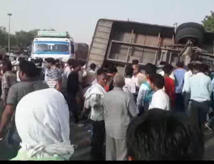 मैनपुरी के बाद अब यहां पलटी यूपी रोडवेज बस, मच गई चीख पुकार
