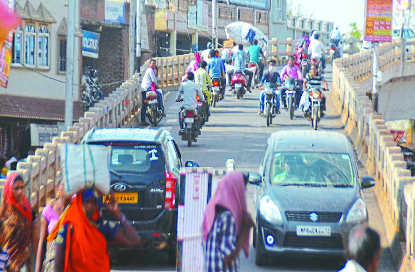 ashoknagar news, ashoknagar patrika, patrika news, patrika bhopal, bhopal mp, fob , brige, parking, taffice police,