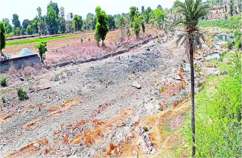 Rivers Becomes Dumping Yard At Dhariyawad, Udaipur
