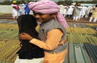 ईद की नमाज अदा कर सुख-शांति की मांगी दुआ