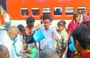 पेयजल भरते हुए मीणा समाज के कार्यकर्ता