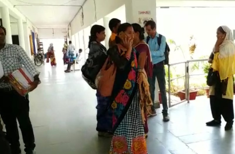 महिला कर्मियों ने कलेक्टर से की शिकायत