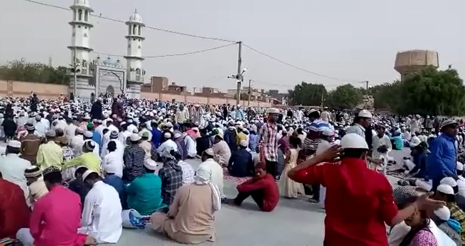 EID MUBARAK : नमाज अदा कर दी एक दूसरे को ईद की मुबारकबाद, देखिये वीडियो