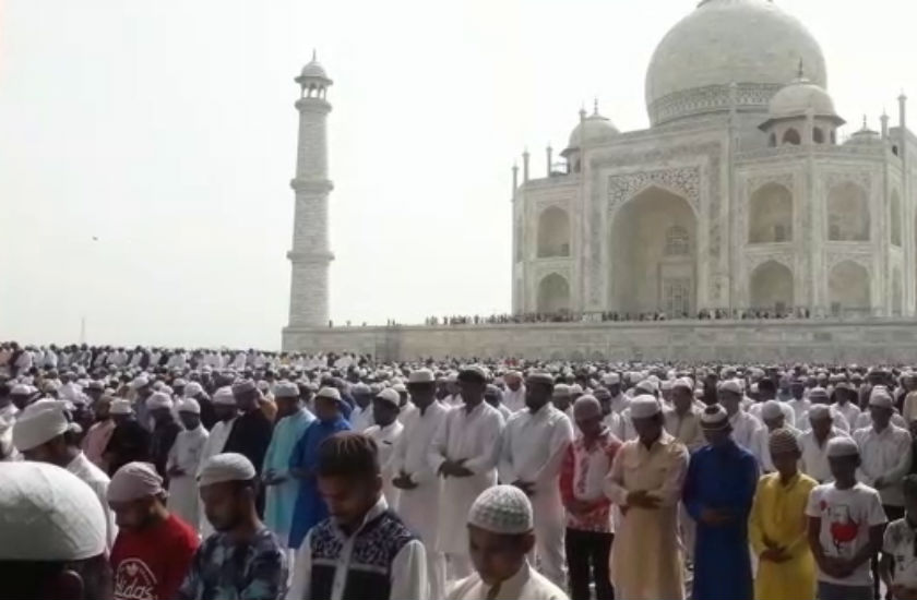 ताजमहल पर अदा की गई ईद की नमाज, देखें वीडियो