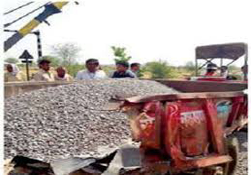 train accident with tractor trolley in jhansi section