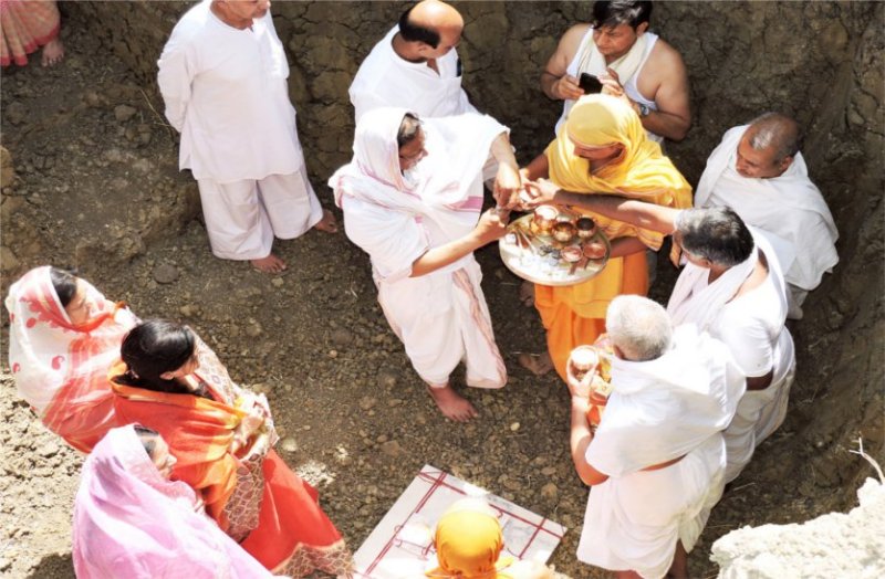 Smritias of Muktakash Samosharan temple by keeping golden stone