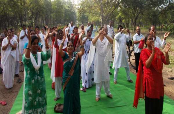 Photo Gallery : अधिकारी व सुरक्षा बल सैनिकों ने किया योग का अभ्यास, डॉ. देबनाथ ने कहा- मन-बुद्धि को एकाग्र करने का मार्ग है योग
