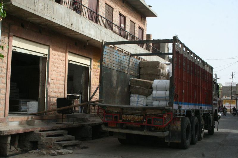 आबादी इलाको से बाहर शिफ्ट नहीं हो रहे ट्रांसपोर्ट गोदाम, बिगड़ी रही यातायात व्यवस्था