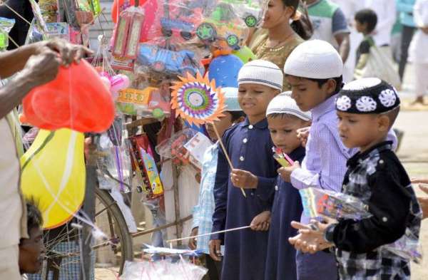 Photo Gallery :  ईद को लेकर मुस्लिम समाज के लोगों में दिखा कुछ इस तरह का उत्साह