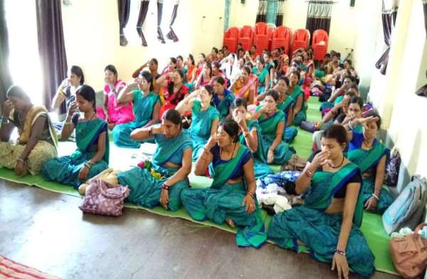 Photo Gallery : अधिकारी व सुरक्षा बल सैनिकों ने किया योग का अभ्यास, डॉ. देबनाथ ने कहा- मन-बुद्धि को एकाग्र करने का मार्ग है योग