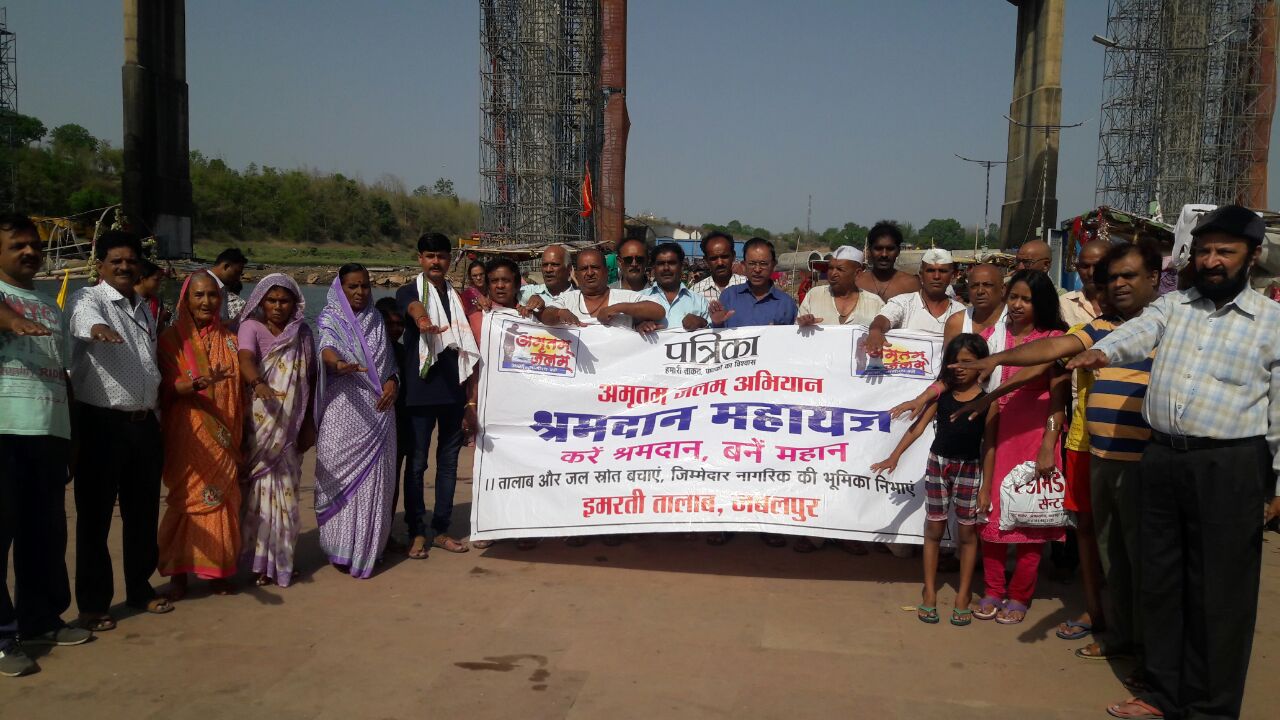 narmada river cleanness by public at Amritam Jalam Abhiyan