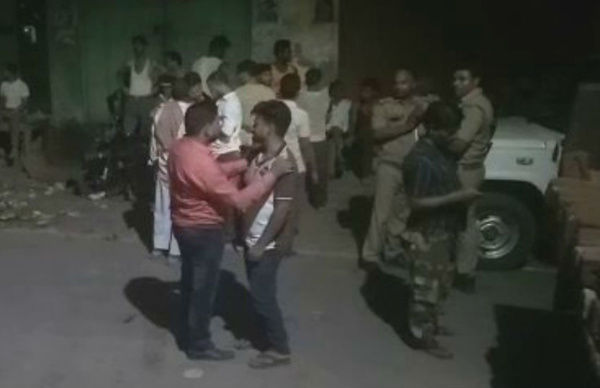 ईद पर मदरसा में शव दफनाया, तनाव के बाद पुलिस ने कब्र से निकलवाया, देखें वीडियो