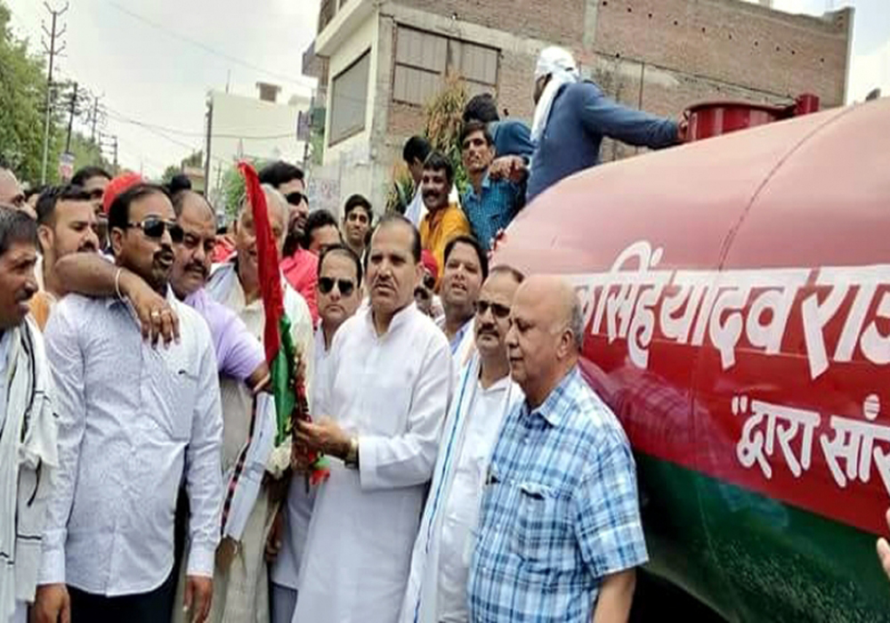 40 water tankers given by samajwadi mp chandra pal singh in jhansi