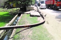 ट्रेलर ने खंभे को ठोका, 11 केवी का तार टूटकर रोड में गिरा, मचा हड़कंप