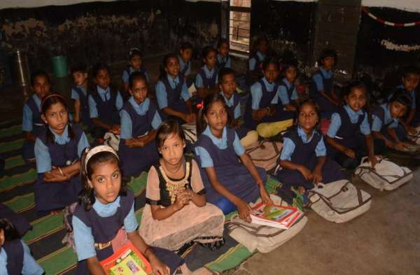 Photo Gallery : स्कूलों में फिर से लौटी रौनक, नई किताबों को लेकर बच्चों में दिखा उत्साह