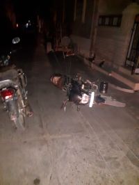 विद्युत पोल व तारों पर गिरा पेड़, बाल-बाल बचे दो राहगीर