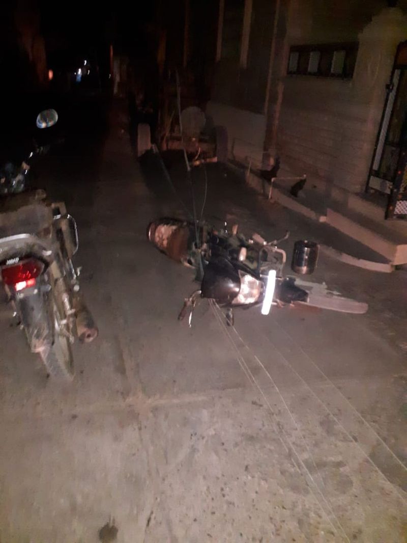 विद्युत पोल व तारों पर गिरा पेड़, बाल-बाल बचे दो राहगीर