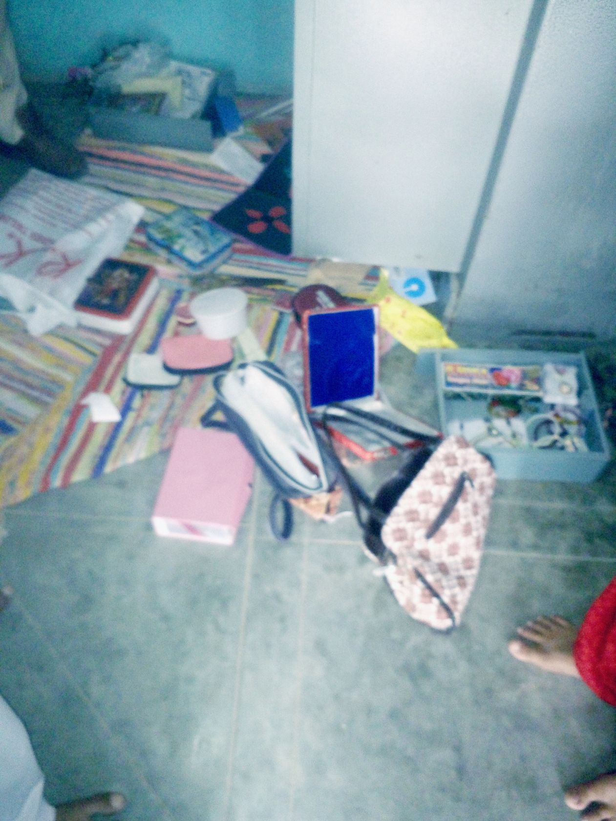 घरवाले सो रहे थे और चोर ले उड़े 22 तोला और एक किलो चांदी के गहने