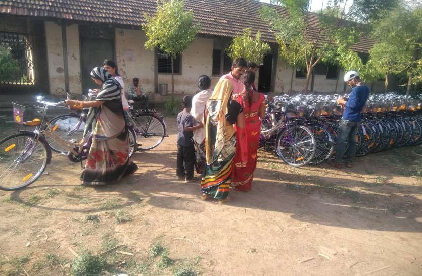 हरियाणा से पहुंचे कुशल श्रमिकों द्वारा एसेंबल किया जा रहा साइकिल, कामकाजी महिलाओं को मिल रही सौगात