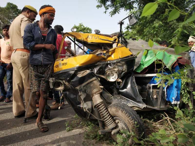 Road accident in Mahrajganj
