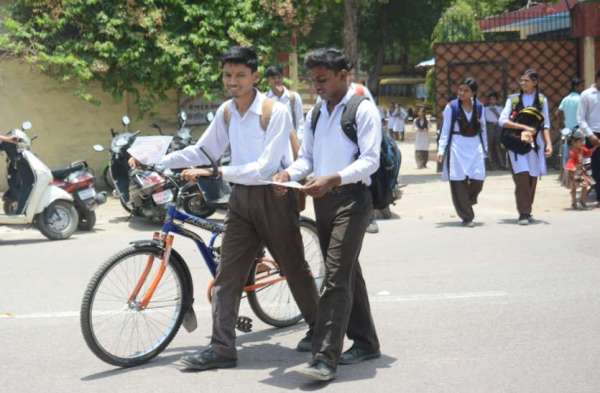 Photo Gallery : स्कूलों में फिर से लौटी रौनक, नई किताबों को लेकर बच्चों में दिखा उत्साह