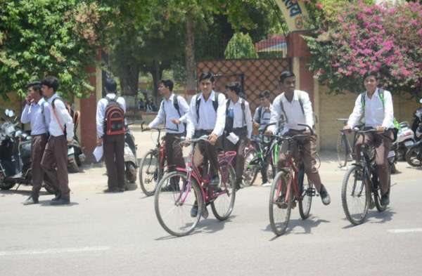 Photo Gallery : स्कूलों में फिर से लौटी रौनक, नई किताबों को लेकर बच्चों में दिखा उत्साह