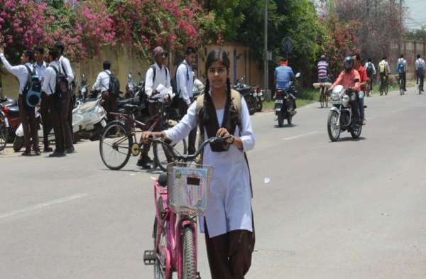 Photo Gallery : स्कूलों में फिर से लौटी रौनक, नई किताबों को लेकर बच्चों में दिखा उत्साह