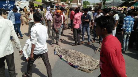 The outbreak of suicide Police used force to control the crowd