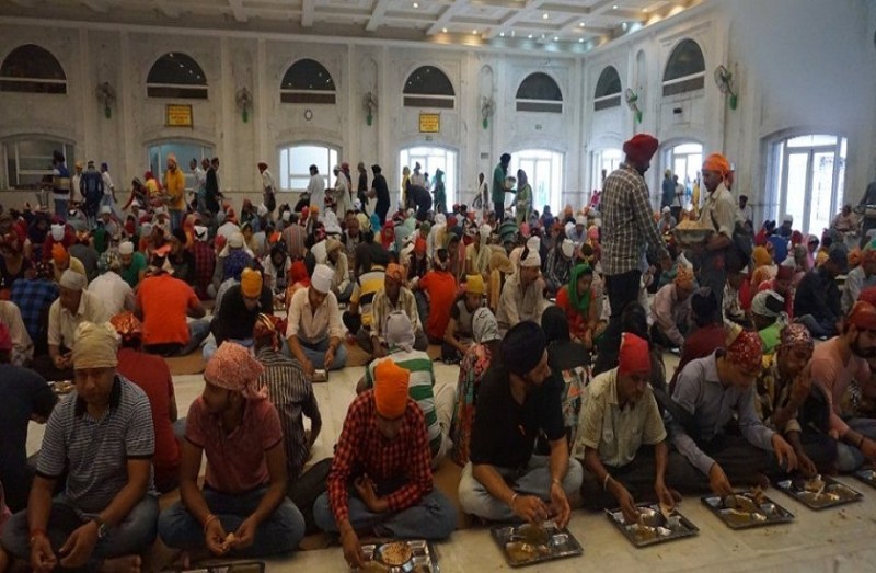 1 lakh people eat daily in 10 gurdwaras in delhi