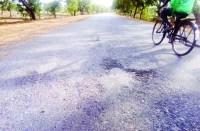 ठेकेदार पर कलेक्टर की फटकार का असर नहीं, मानक को दरकिनार कर बनाई जा रही सड़कें